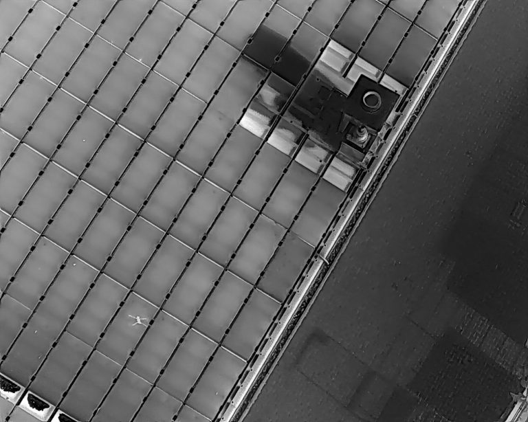 Flug mit Drohne und Wärmebildkamera über die Module